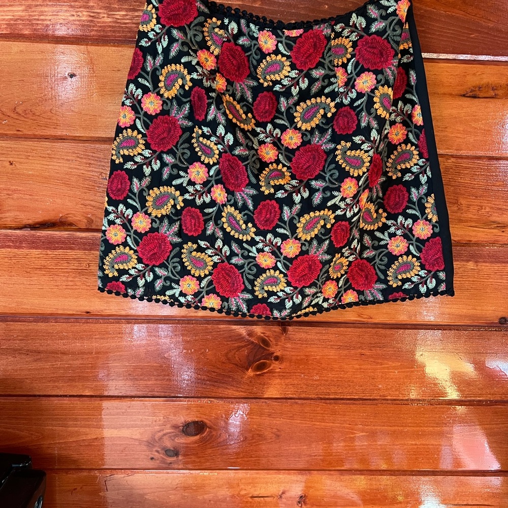 Selfie Leslie skirt